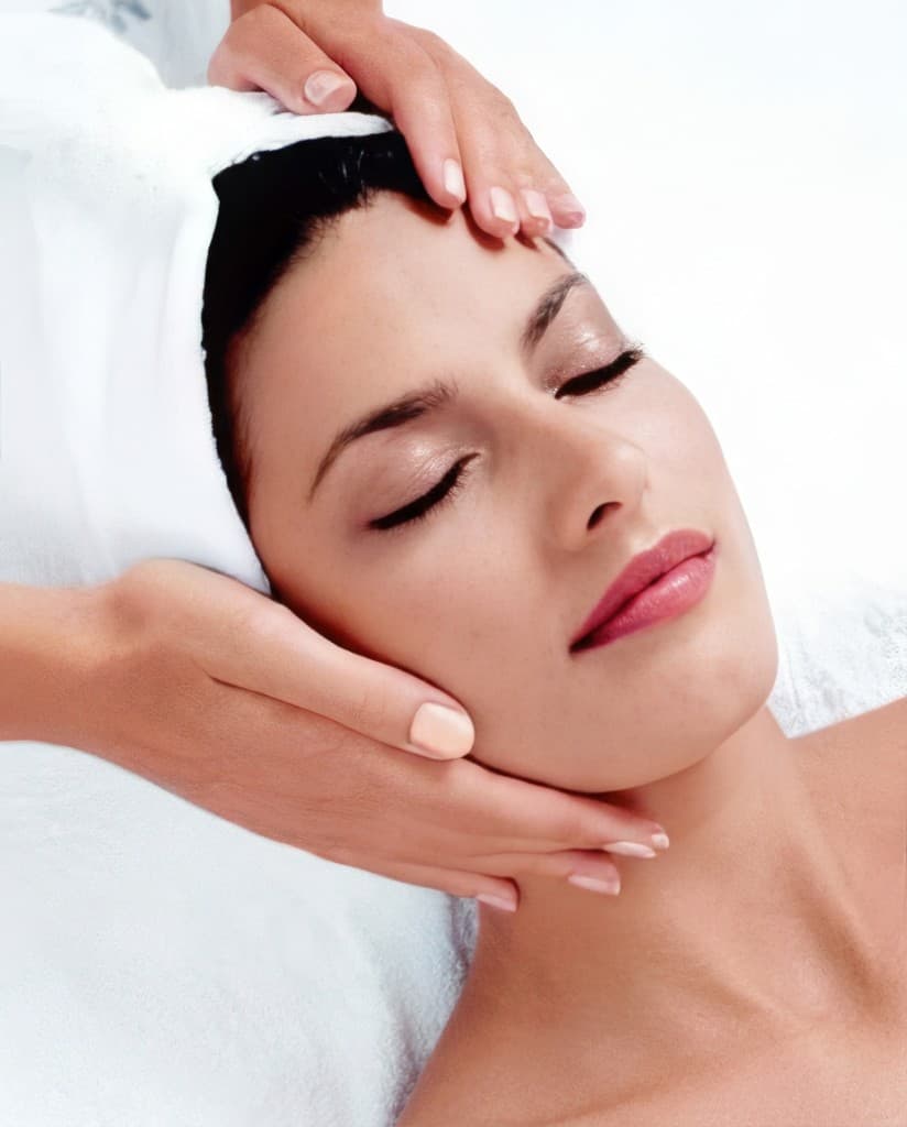 Gesichtsbehandlung im Kosmetikstudio 61